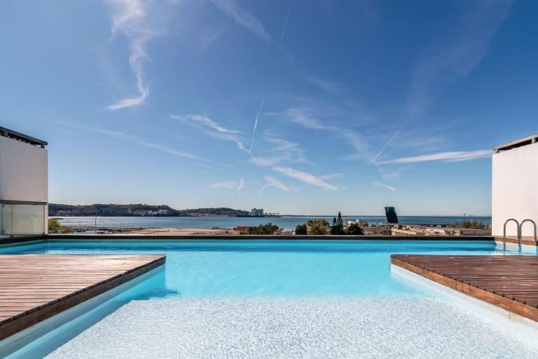 Ferienwohnung Guestready - Alges Apt With Stunning Rooftop Pool Exterior foto